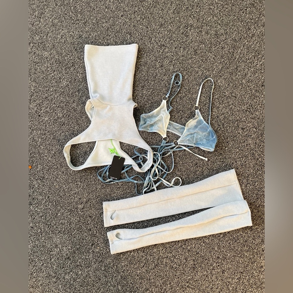 NWT Darker Wavs pitch arctic print bikini top with gloves